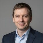 Портрет уверенного российского бизнесмена в студийном освещении для сайта автоматизированного андеррайтинга микрозаймов