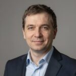 Портрет уверенного российского бизнесмена на нейтральном фоне для сайта автоматизированного андеррайтинга микрозаймов